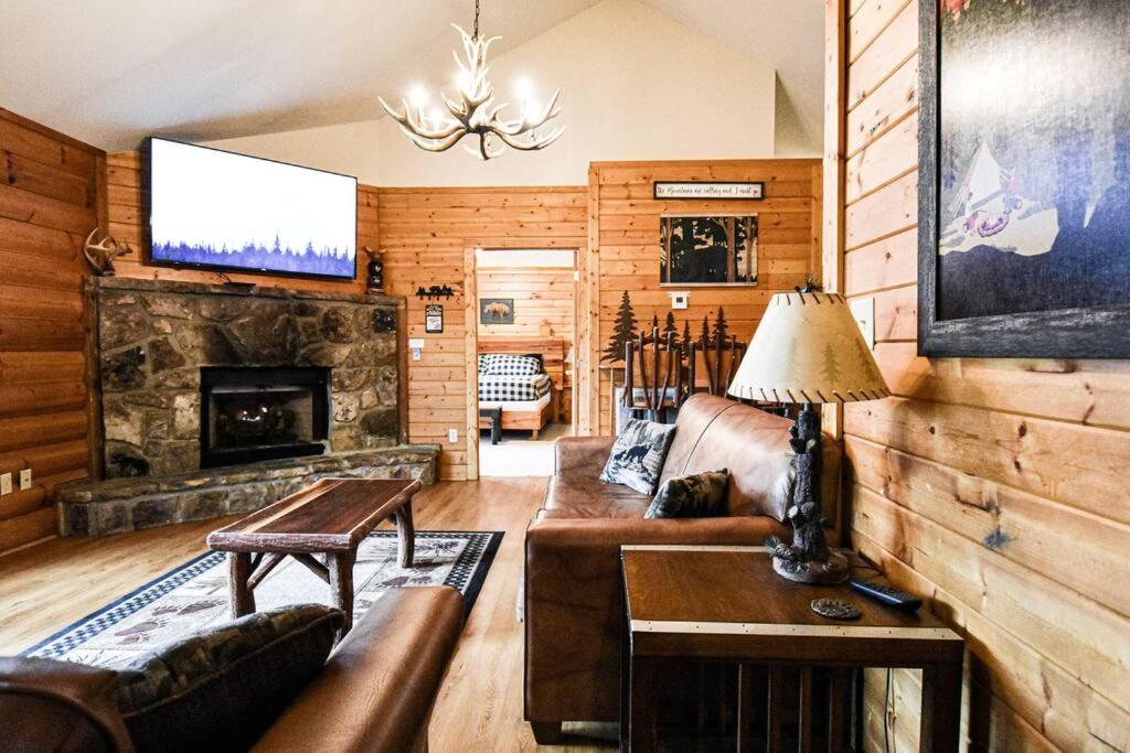 Four Private Suites - Hot Tub - Arcade - Fast Wi-Fi - One Minute To Parkway Fun Pigeon Forge Ngoại thất bức ảnh