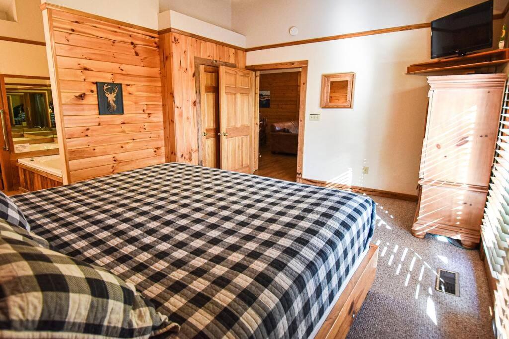 Four Private Suites - Hot Tub - Arcade - Fast Wi-Fi - One Minute To Parkway Fun Pigeon Forge Ngoại thất bức ảnh
