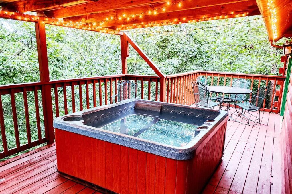 Four Private Suites - Hot Tub - Arcade - Fast Wi-Fi - One Minute To Parkway Fun Pigeon Forge Ngoại thất bức ảnh