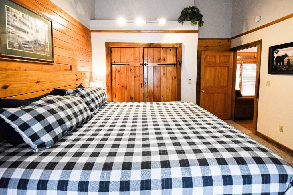 Four Private Suites - Hot Tub - Arcade - Fast Wi-Fi - One Minute To Parkway Fun Pigeon Forge Ngoại thất bức ảnh