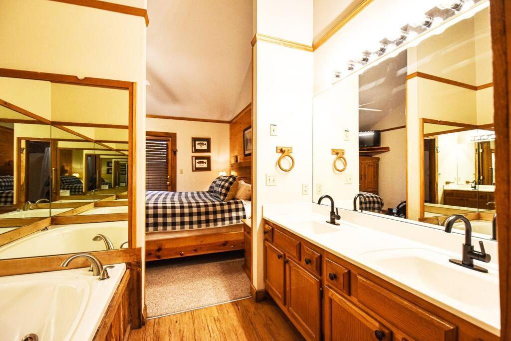 Four Private Suites - Hot Tub - Arcade - Fast Wi-Fi - One Minute To Parkway Fun Pigeon Forge Ngoại thất bức ảnh